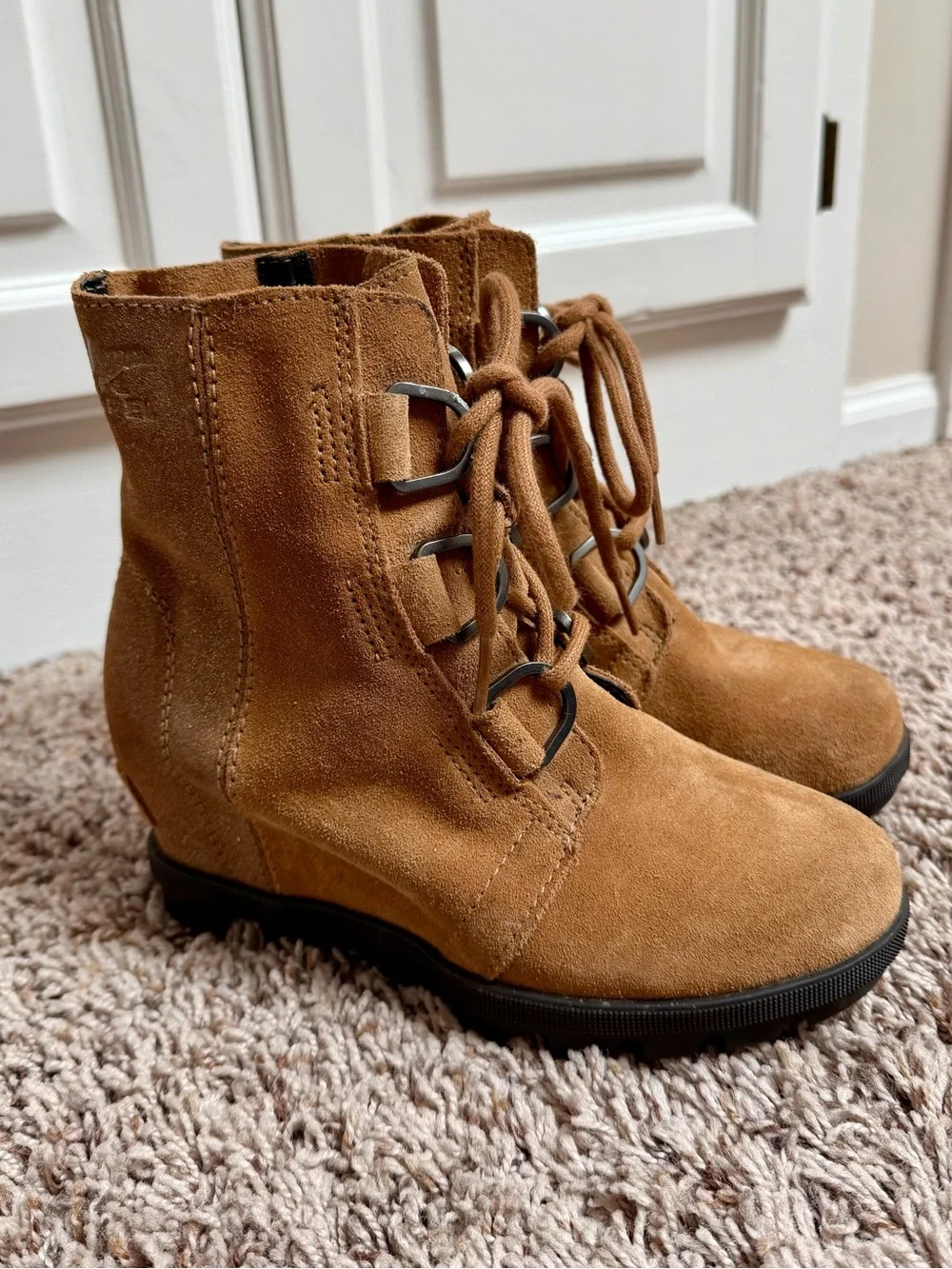 Sorel Joan of Arctic Wedge II Lace Up Boots Tan Suede Size Youth Girls 2